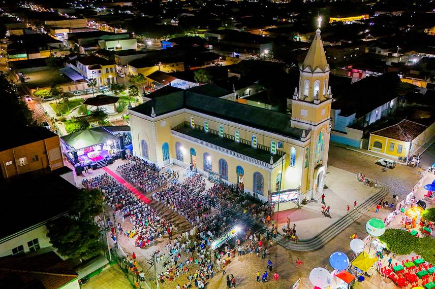 Governador participa da 9ª noite dos festejos de Santo Antônio em Campo Maior Governador participa da 9ª noite dos festejos de Santo Antônio em Campo Maior