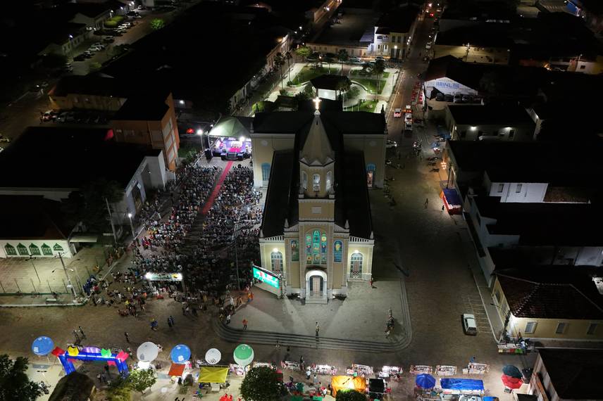 Governador participa da 9ª noite dos festejos de Santo Antônio em Campo Maior Governador participa da 9ª noite dos festejos de Santo Antônio em Campo Maior