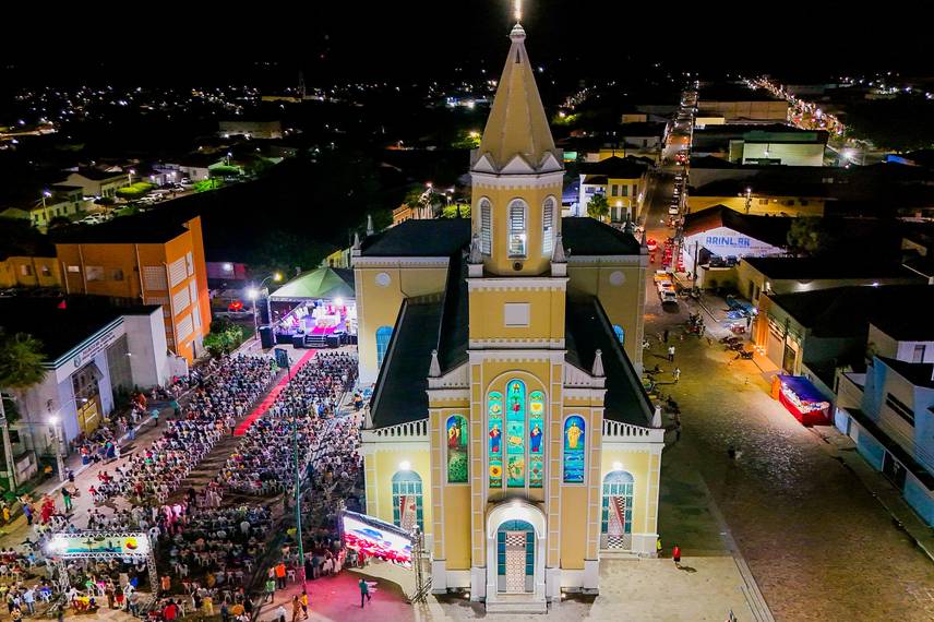 Governador participa da 9ª noite dos festejos de Santo Antônio em Campo Maior Governador participa da 9ª noite dos festejos de Santo Antônio em Campo Maior