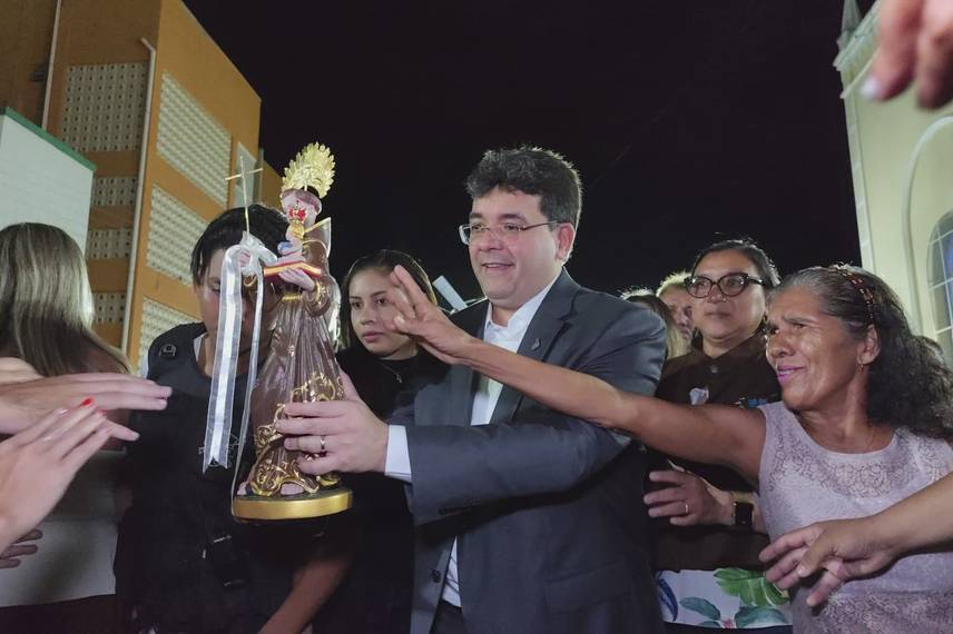 Governador participa da 9ª noite dos festejos de Santo Antônio em Campo Maior Governador participa da 9ª noite dos festejos de Santo Antônio em Campo Maior