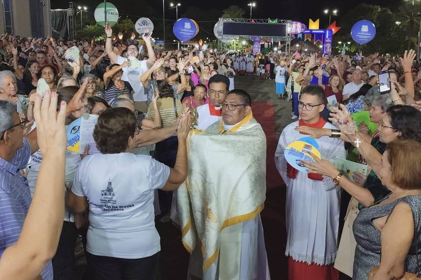 Governador participa da 9ª noite dos festejos de Santo Antônio em Campo Maior Governador participa da 9ª noite dos festejos de Santo Antônio em Campo Maior