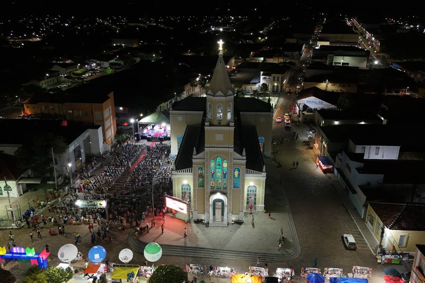 Governador participa da 9ª noite dos festejos de Santo Antônio em Campo Maior Governador participa da 9ª noite dos festejos de Santo Antônio em Campo Maior