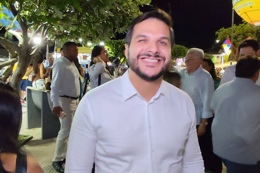 Governador participa da 9ª noite dos festejos de Santo Antônio em Campo Maior Governador participa da 9ª noite dos festejos de Santo Antônio em Campo Maior