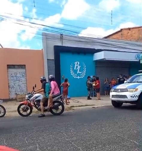 Homem é morto a tiros em frente a loja na zona Norte de Teresina
