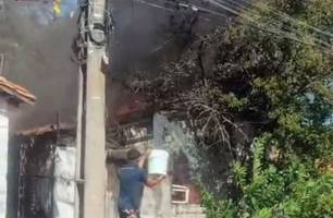 Incêndio atinge casa com acúmulo de materiais no bairro Monte Castelo em Teresina (Foto: Reprodução)