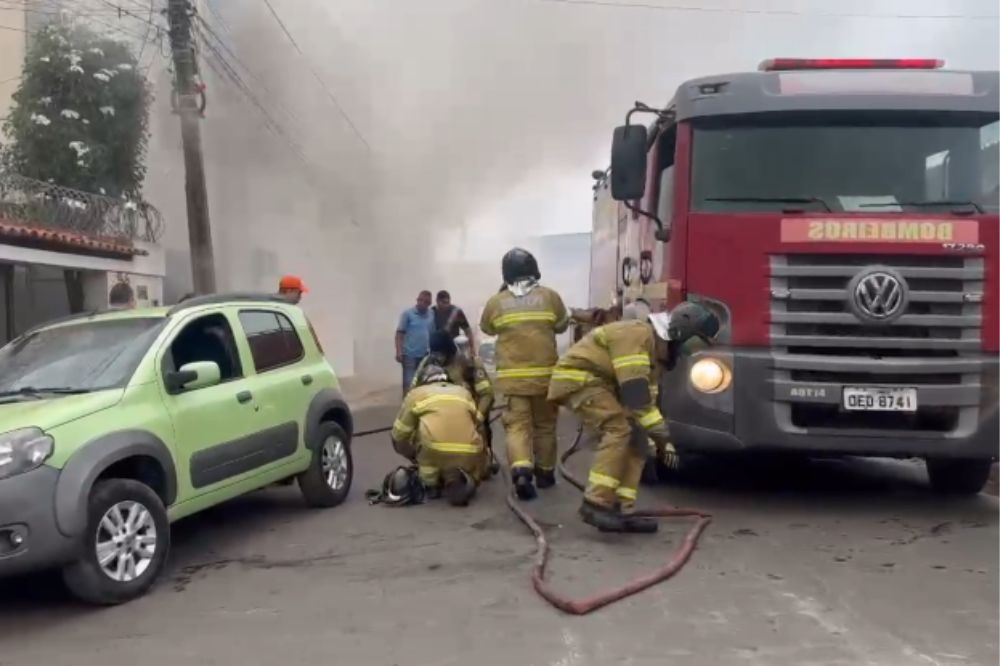 Incêndio de grandes proporções atinge prédio de loja de auto peças em Floriano