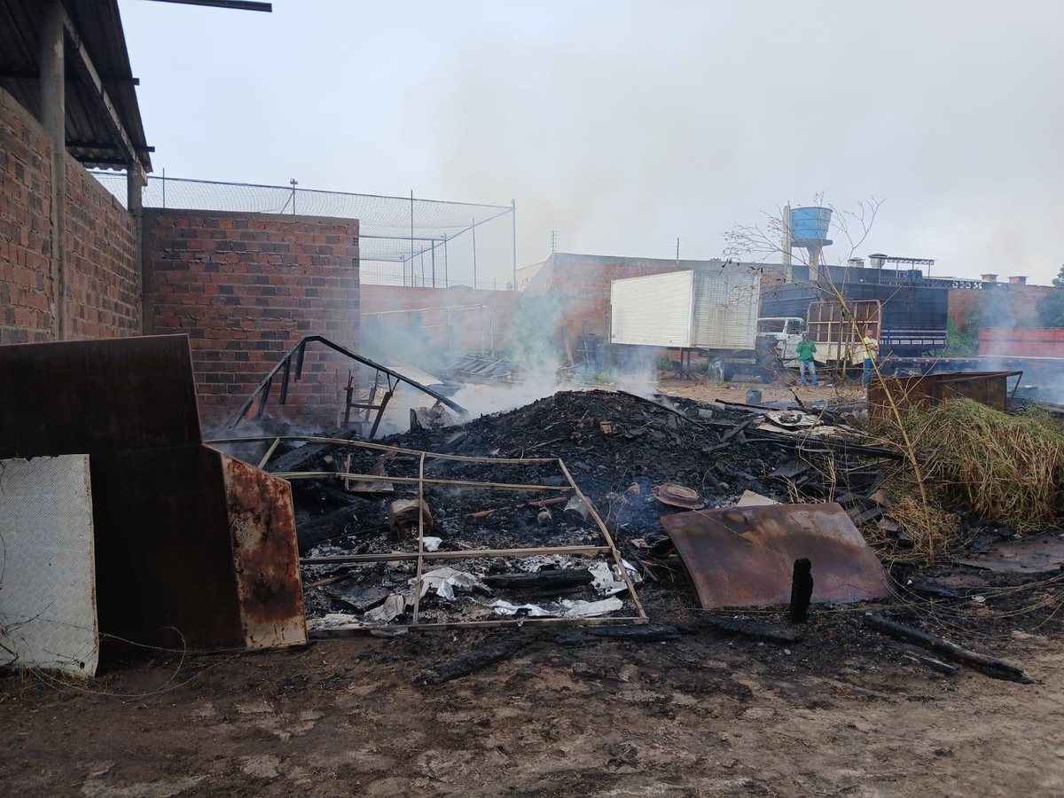 Incêndio de grandes proporções destrói 13 ônibus escolares em Teresina