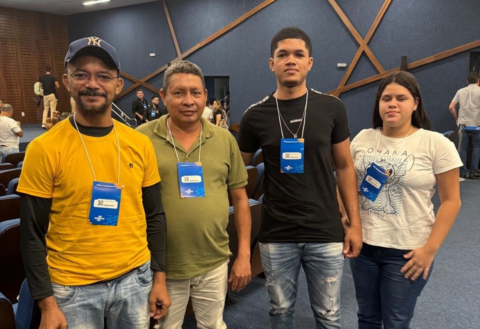 Manoel, um dos filhos de Maria, e sua equipe, em evento do Sebrae