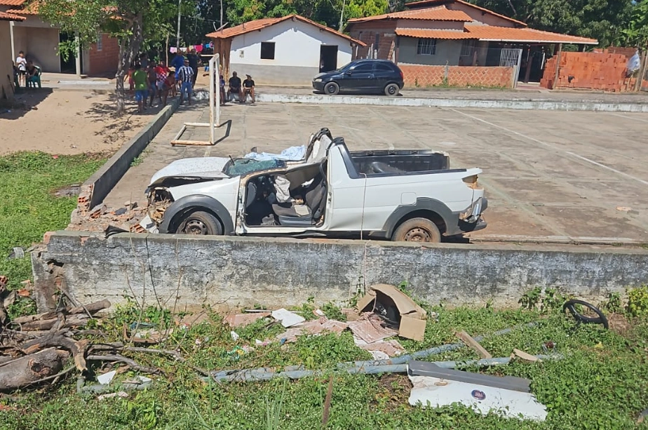 Motorista morre e filho fica ferido após carro despencar de ribanceira no Piauí