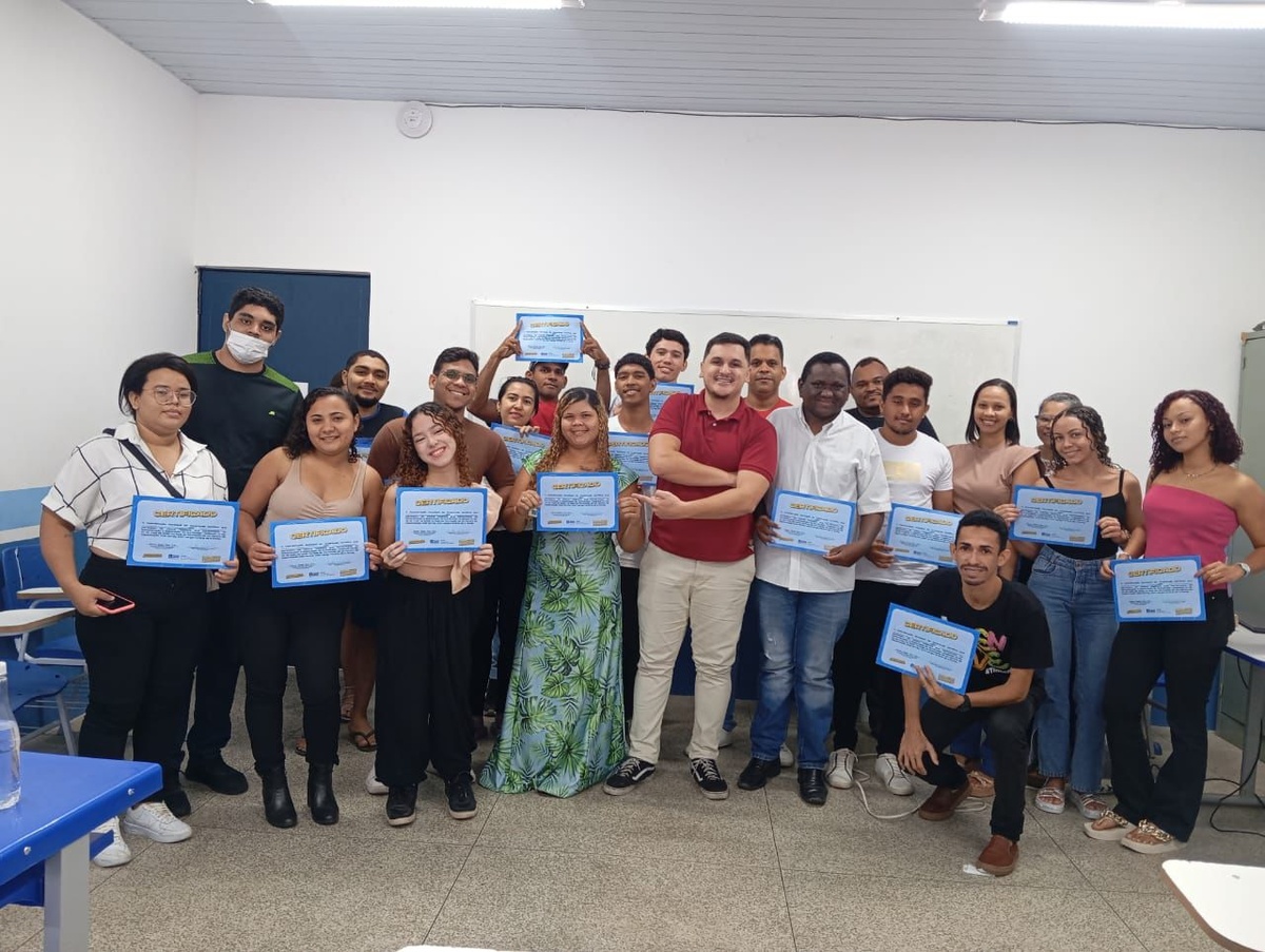 Oficina do Level Up Juventude capacita jovens em comunicação e construção de currículo