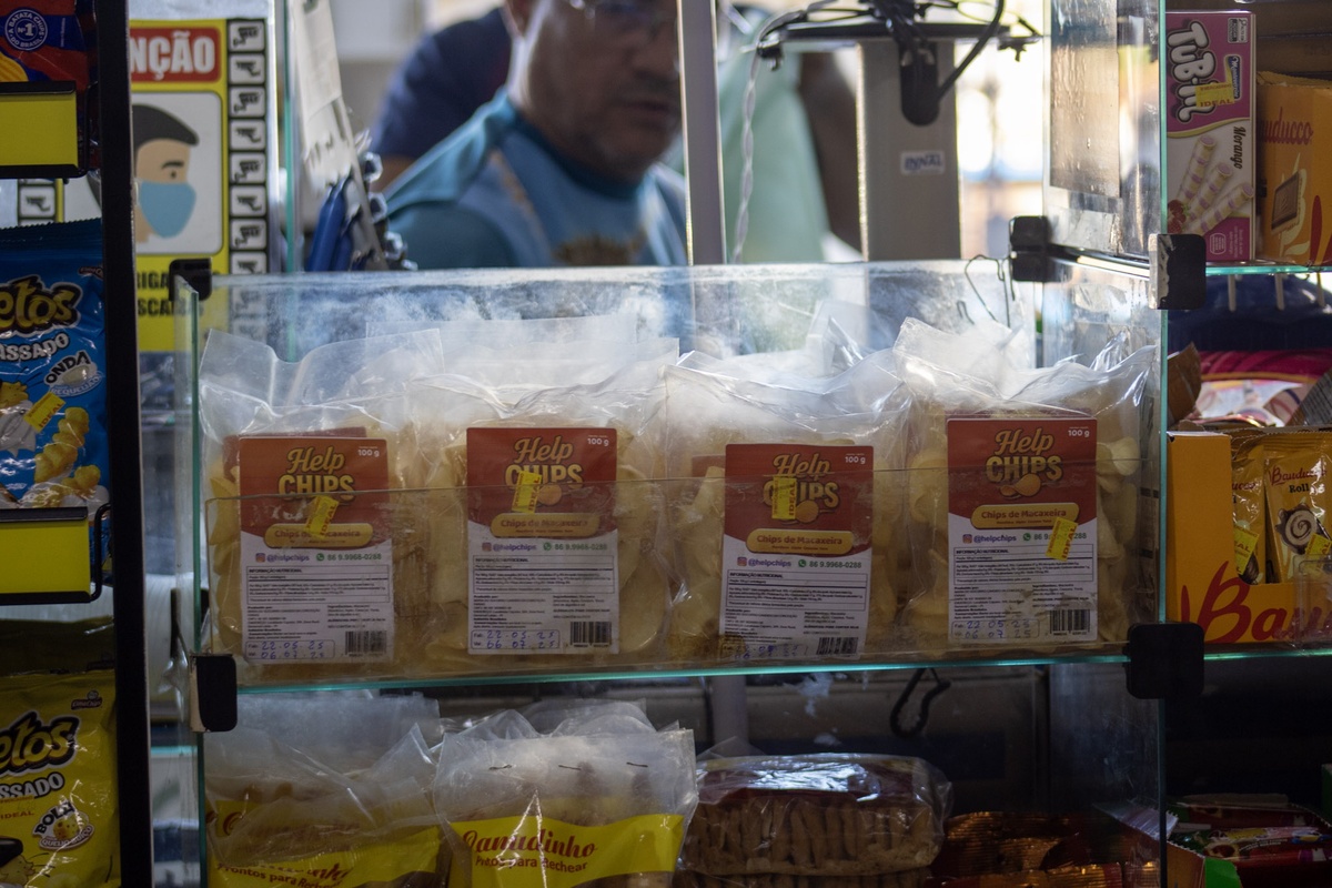 Pacotes da Help Chips expostos nas prateleiras de mercado em Demerval Lobão