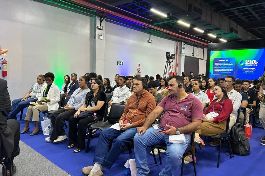 Painel 22 debate nova industrialização e desafios energéticos Painel 22 debate nova industrialização e desafios energéticos