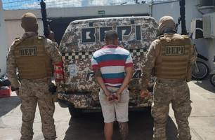 PMPI apreende menor de idade com drogas, arma e dinheiro na zona Sul de Teresina (Foto: Divulgação/PMPI)