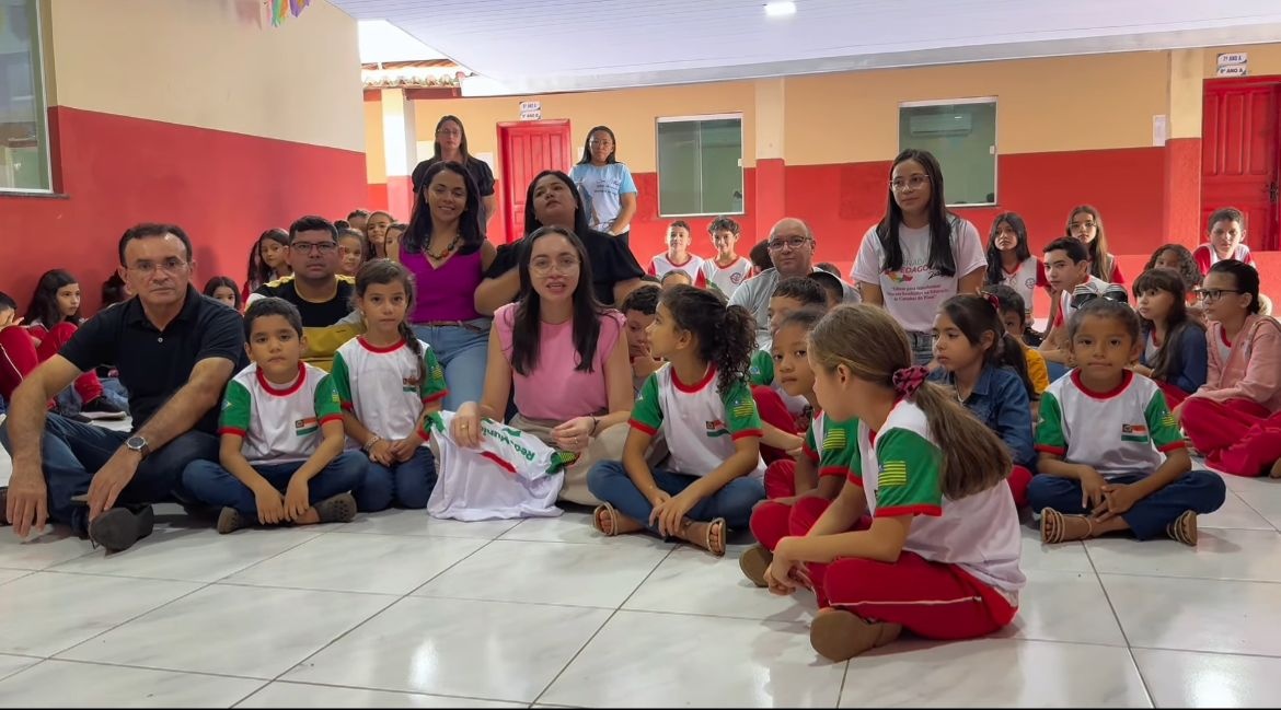 Prefeita inicia entrega de fardamento escolar na rede municipal de Caraúbas do Piauí