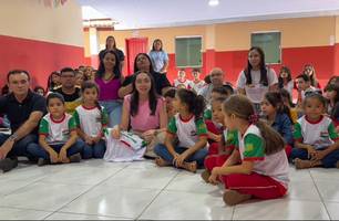 Prefeita inicia entrega de fardamento escolar na rede municipal de Caraúbas do Piauí (Foto: Reprodução - Redes Sociais)