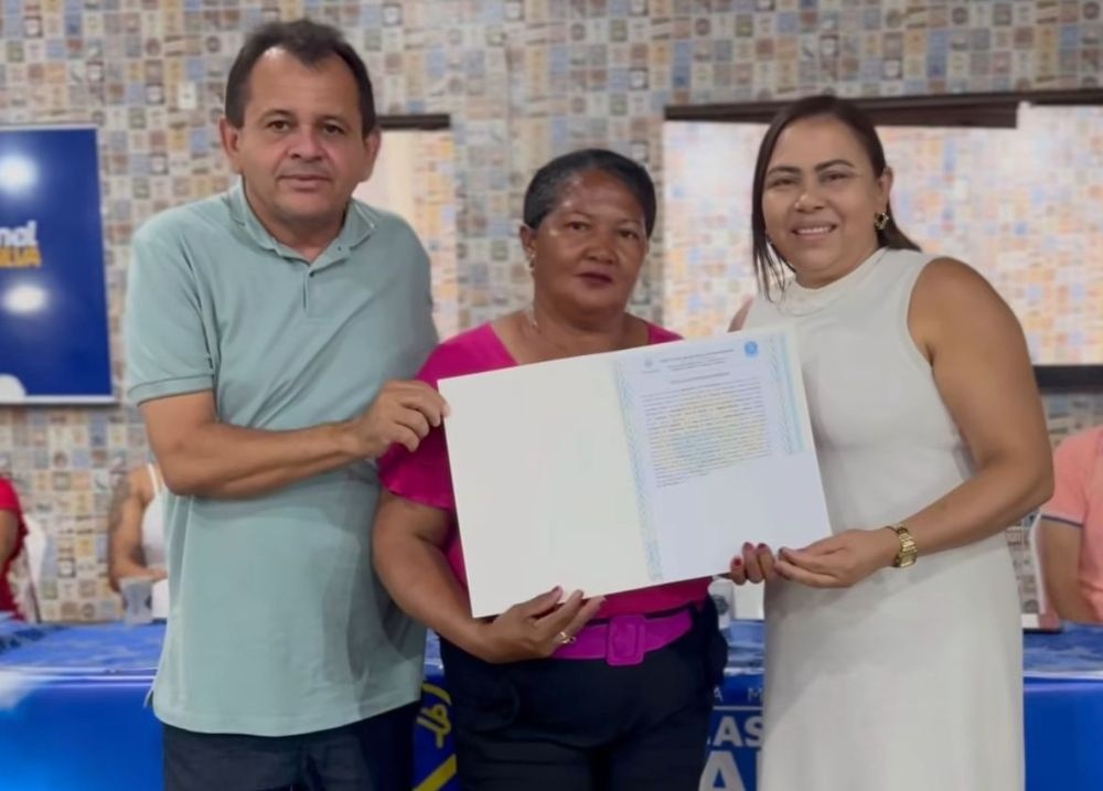 Prefeito de Parnarama realiza entrega de 84 títulos de regularização fundiária