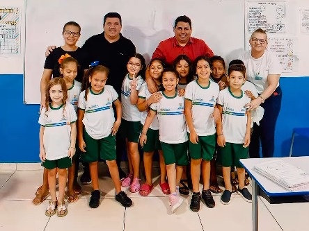 Prefeitura de Dirceu Arcoverde entrega novos fardamentos escolares