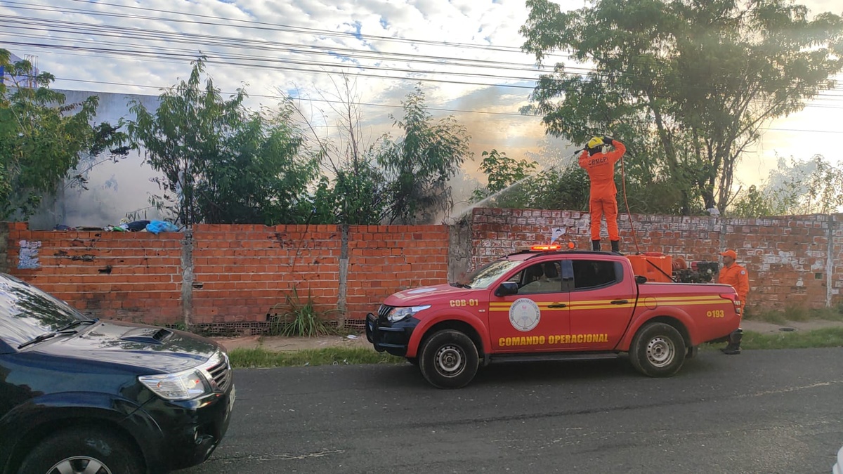 Princípio de incêndio atinge terreno baldio próximo ao HUT, zona Sul de Teresina