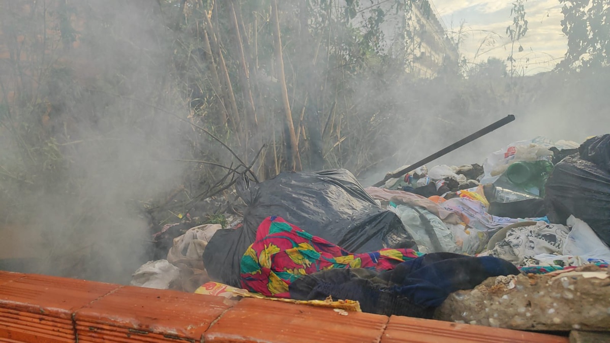 Princípio de incêndio atinge terreno baldio próximo ao HUT, zona Sul de Teresina