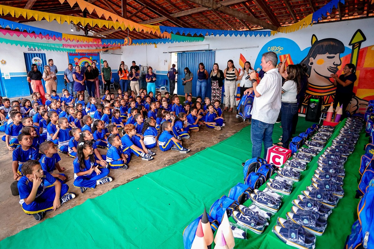 Rafael Brito inicia entrega de fardamento escolar para alunos em Timon