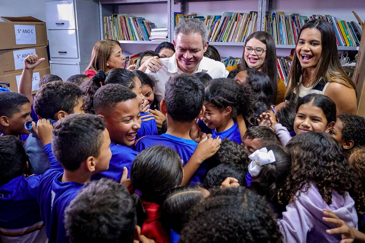 Rafael Brito inicia entrega de fardamento escolar para alunos da rede municipal