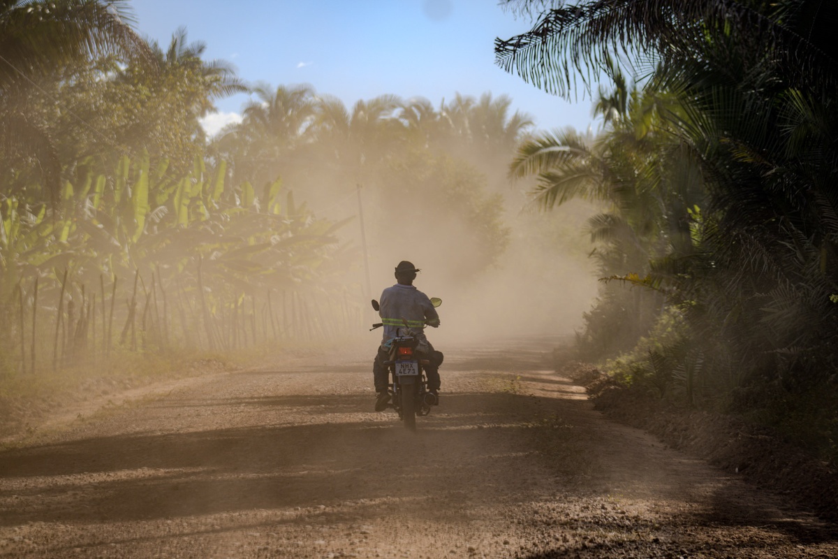 Seu Zé Balseira em sua motocicleta à caminho da roça