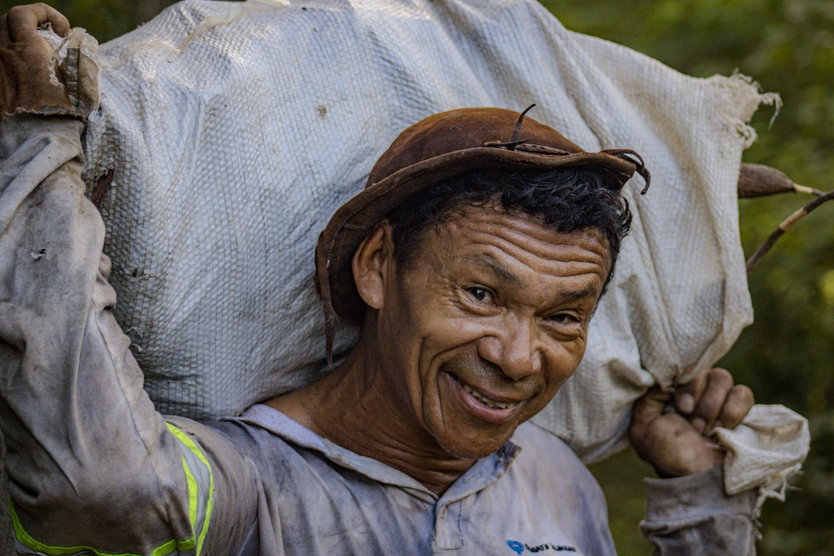 Sorriso orgulhoso após a colheita: "É daqui que vem minha comida, meu sustento", conta Seu Zé