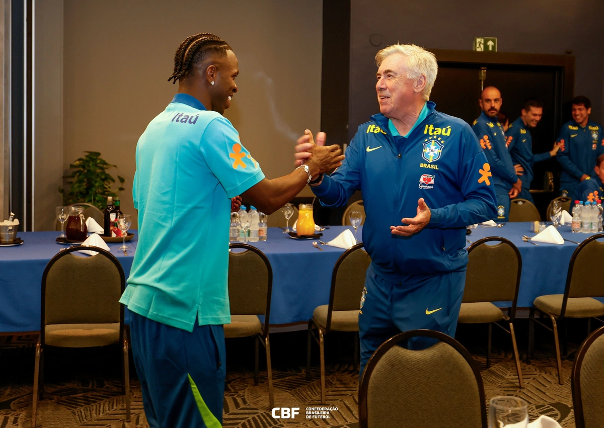 Vinicius Jr. e Carlo Ancelotti se cumprimentam em hotel em São Paulo