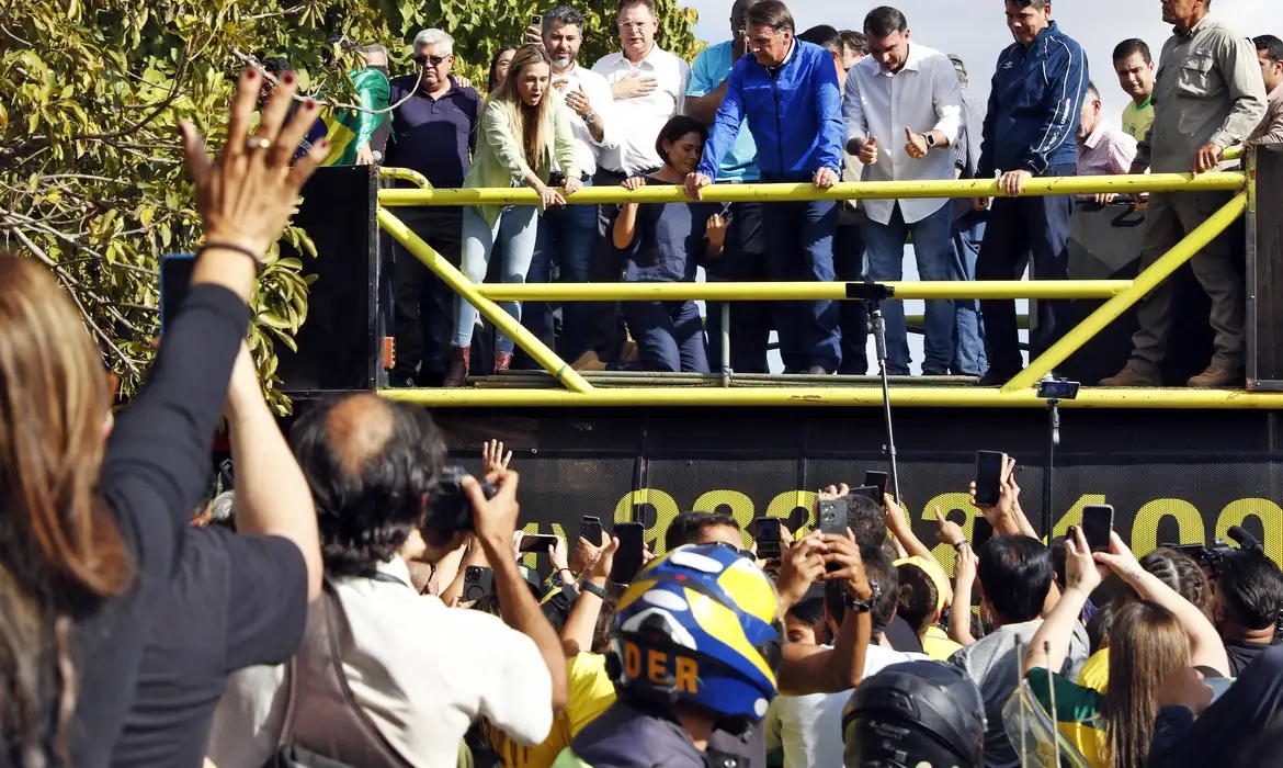 Ainda sob medida cautelar, Bolsonaro participa de motociata em Brasília