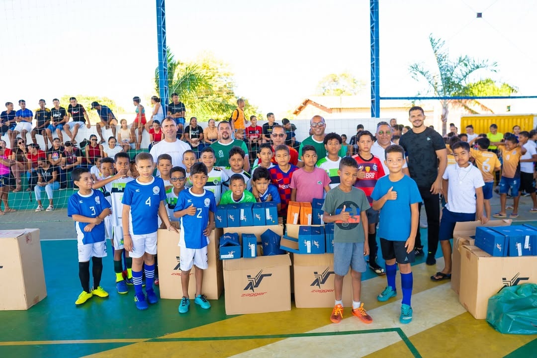 Atletas de Colônia do Piauí recebem chuteiras durante campeonato estudantil