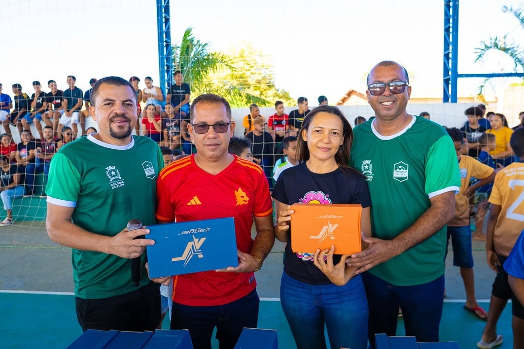 Atletas de Colônia do Piauí recebem chuteiras durante campeonato estudantil