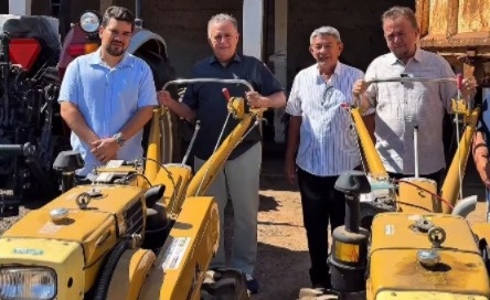 Campo Maior recebe dois mini tratores para fortalecer a agricultura familiar