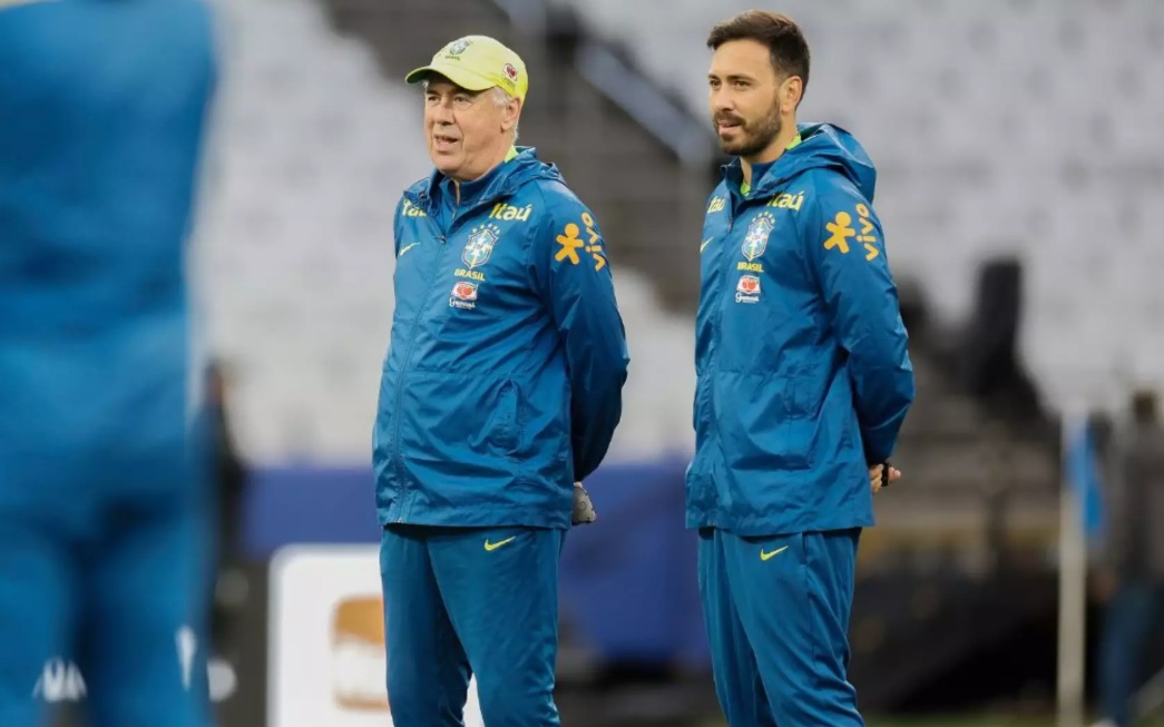 Carlo Ancelotti ao lado do filho Davide durante treino da Seleção Brasileira