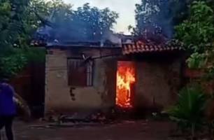 Carregador pega fogo e incendeia casa em Altos; família perdeu tudo (Foto: TV Fiapo)