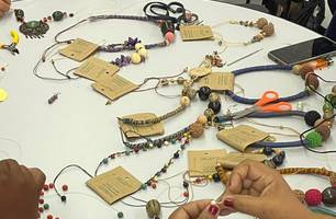 Casa da Mulher Brasileira de Teresina realiza aula prática do curso de Biojoias voltado à autonomia econômica de mulheres (Foto: Divulgação/Ascom Sempi)