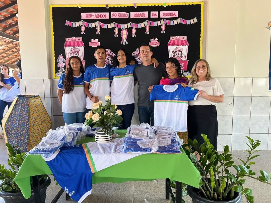 Caxingó entrega fardamento escolar para alunos da rede municipal