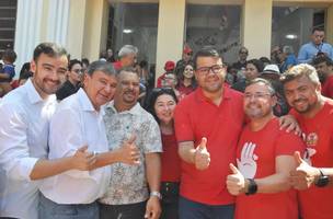 Chico Lucas vai as urnas durante eleições internas do PT e posa ao lado de candidatos (Foto: Reprodução/Redes sociais)