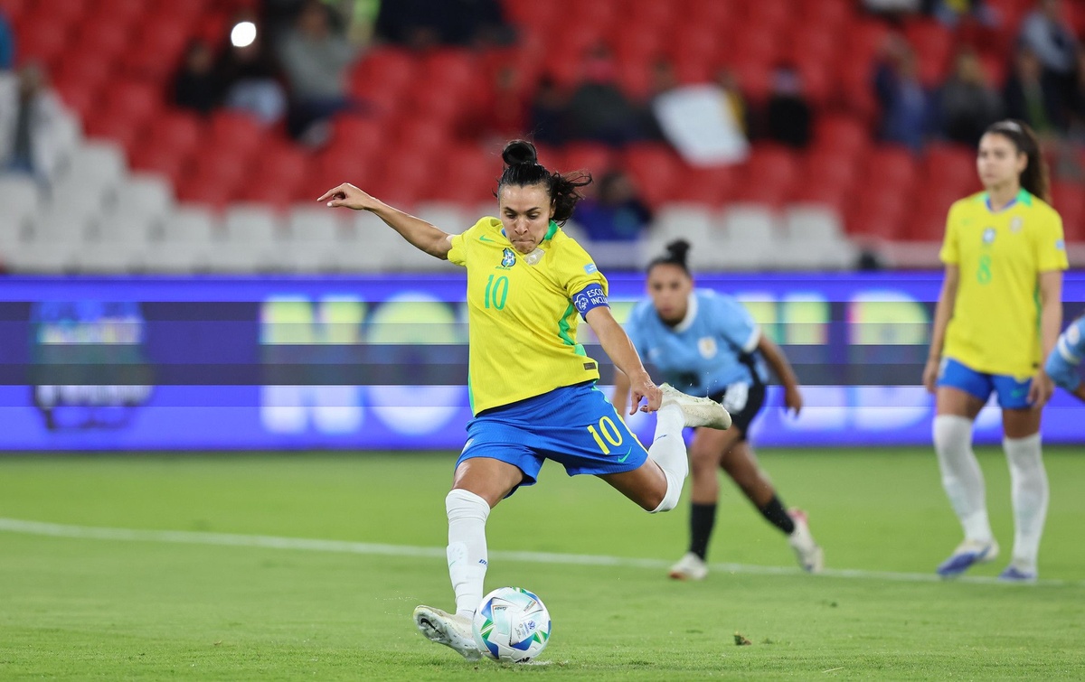Classe de Rainha: Marta cobrou o pênalti com paradinha e tirou Sánchez da foto