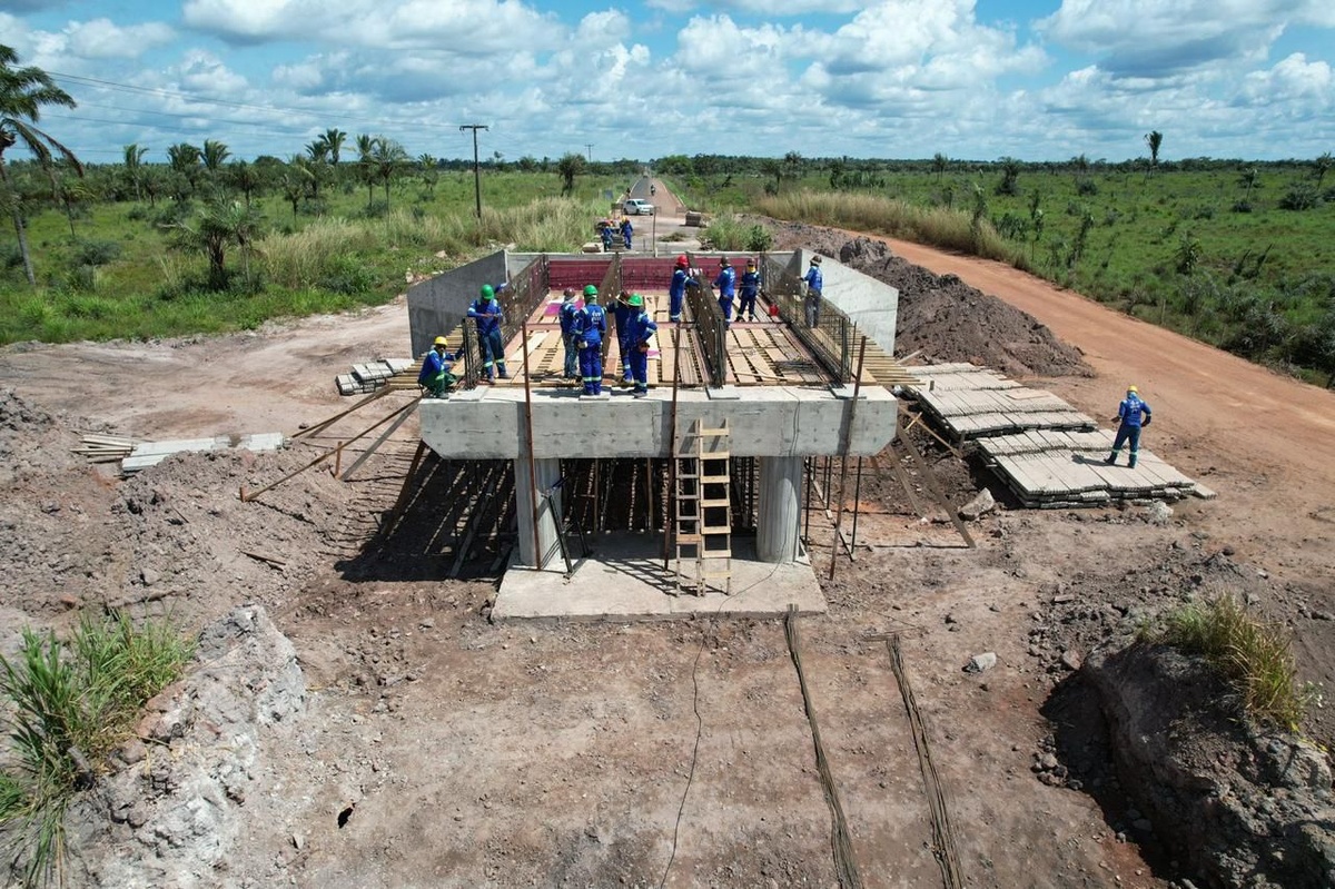 DER atinge etapa final das obras de 77 km na PI-110, entre Barras e Miguel Alves