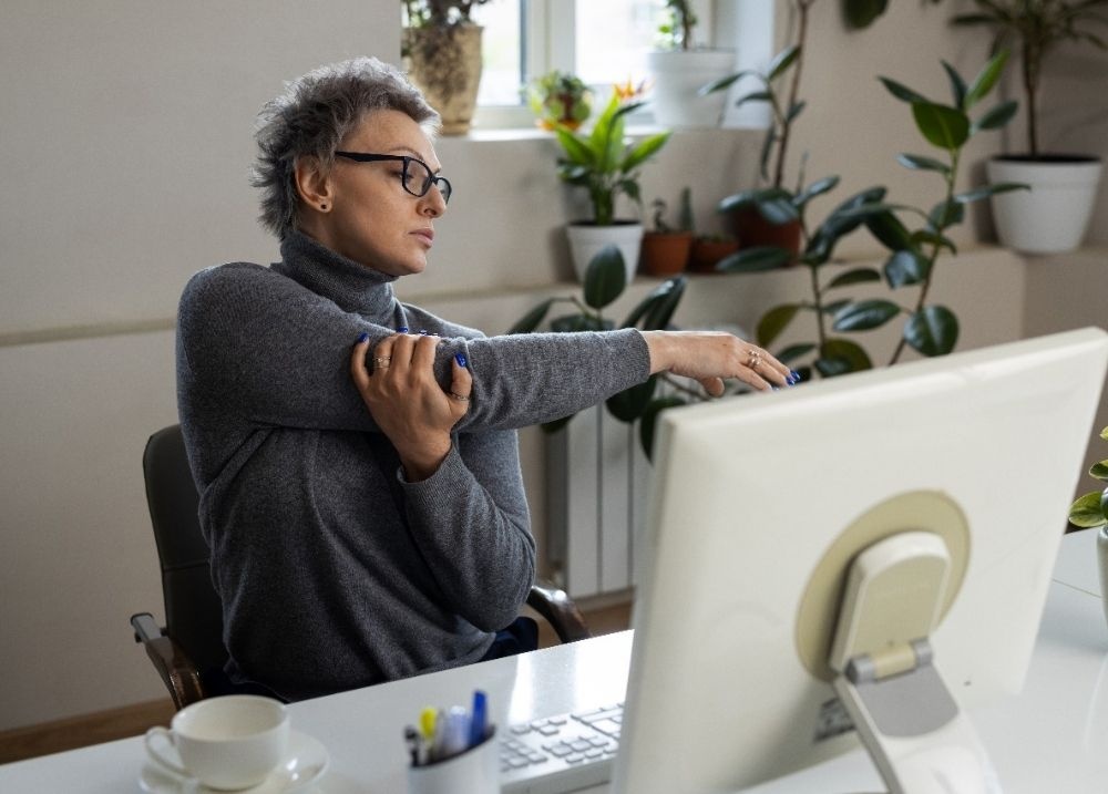 Ergonomia: saiba como evitar dores e proteger a coluna em frente ao computador