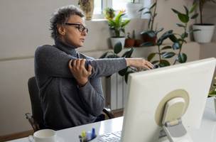 Ergonomia: saiba como evitar dores e proteger a coluna em frente ao computador (Foto: Reprodução)