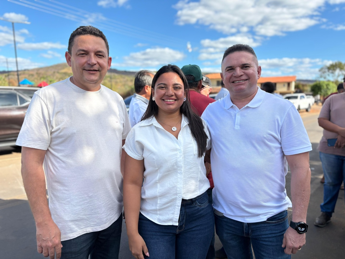 Governador entrega praça, estrada e grupamento da PM no município de Aroazes
