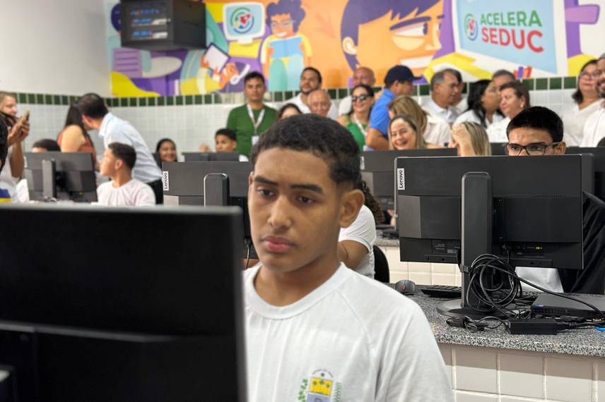 Governador inaugura escola, Espaço da Cidadania e asfalto em Altos