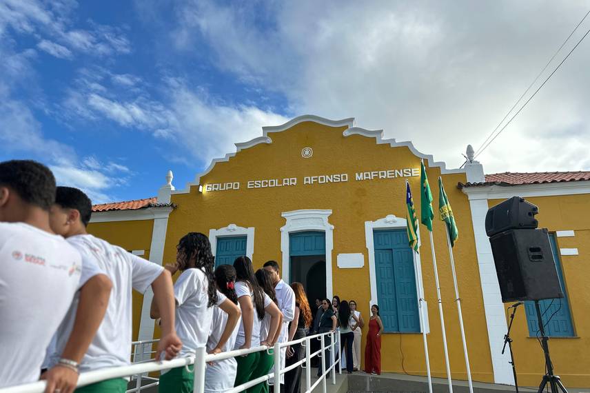 Governador inaugura escola, Espaço da Cidadania e asfalto em Altos
