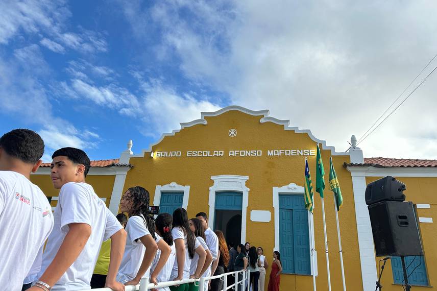 Governador inaugura escola, Espaço da Cidadania e asfalto em Altos