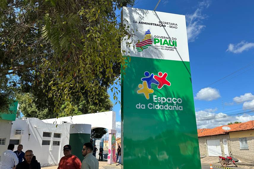 Governador inaugura escola, Espaço da Cidadania e asfalto em Altos