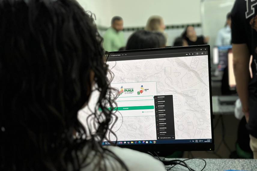 Governador inaugura escola, Espaço da Cidadania e asfalto em Altos