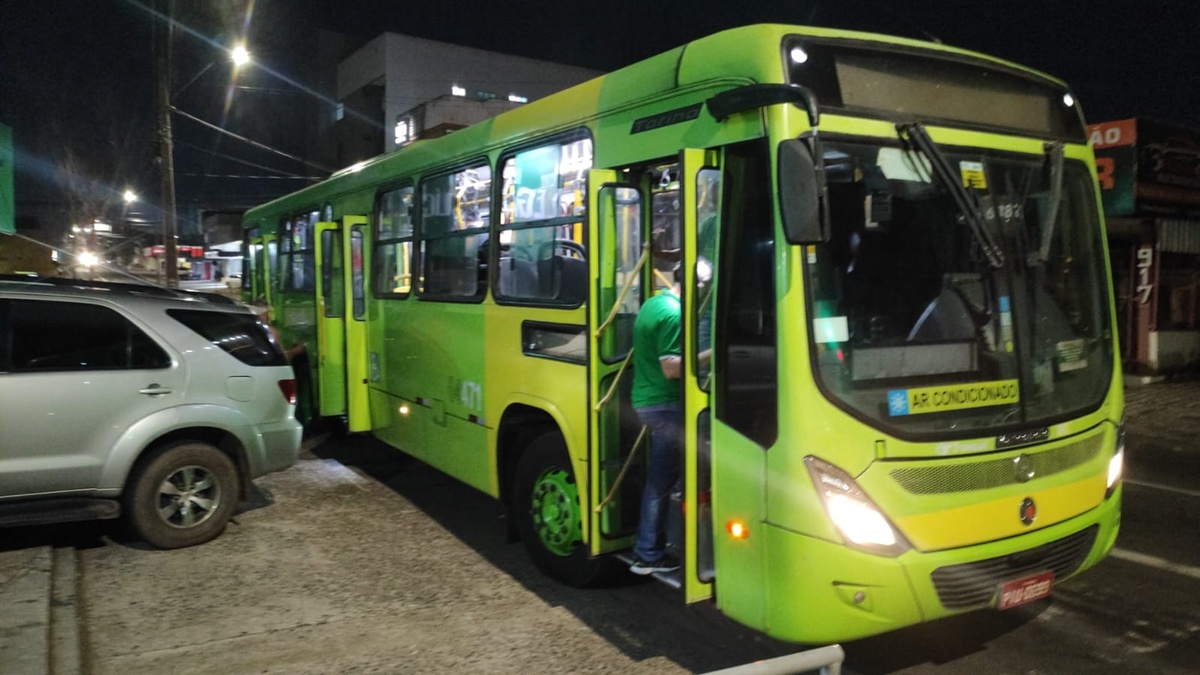 Homem armado com facão faz arrastão em ônibus e foge de moto no Centro de Teresina