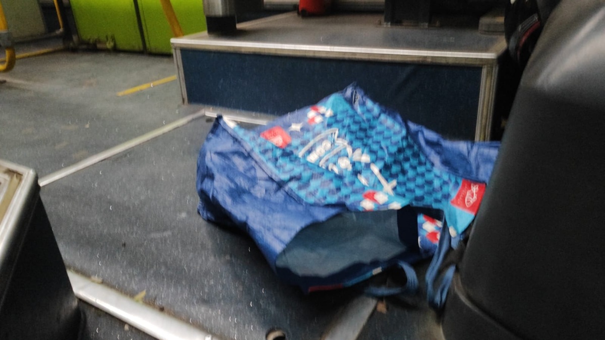 Homem armado com facão faz arrastão em ônibus e foge de moto no Centro de Teresina