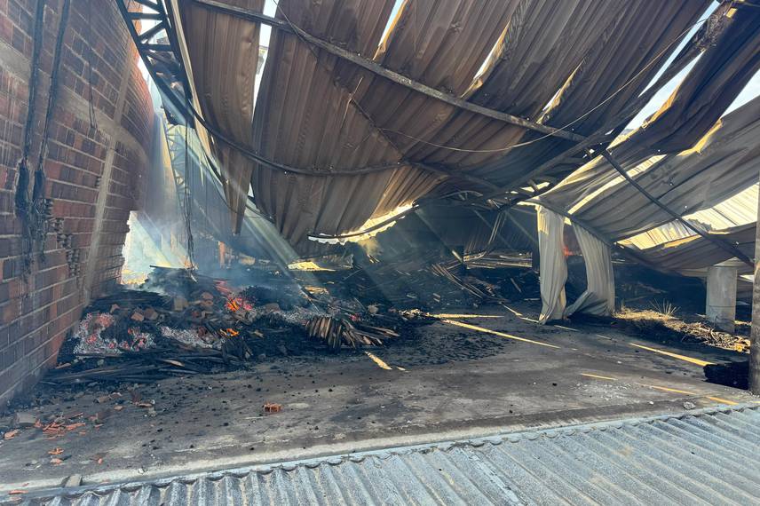 Incêndio atinge fábrica de móveis em Água Branca e é contido pelos bombeiros Incêndio atinge fábrica de móveis em Água Branca e é contido pelos bombeiros